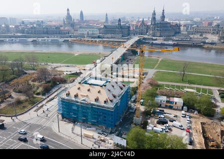 Dresda, Germania. 14th Apr 2022. Una gru da costruzione si trova in un cantiere presso il Blockhaus sullo sfondo della Città Vecchia. L'edificio in stile barocco è stato sottoposto a numerosi lavori di ristrutturazione dal 2019 e sarà consegnato alle collezioni d'arte statale di Dresda nel 2023 per ospitare l'Archivio dell'Avant-Garde. (Vista aerea con un drone) Credit: Sebastian Kahnert/dpa/Alamy Live News Foto Stock