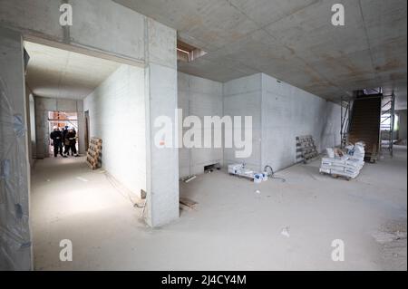 Dresda, Germania. 14th Apr 2022. Partecipanti a un tour stampa stand in un cantiere nel Blockhaus. L'edificio in stile barocco è stato sottoposto a numerosi lavori di ristrutturazione dal 2019 e sarà consegnato alle collezioni d'arte statale di Dresda nel 2023 per ospitare l'Archivio dell'Avant-Garde. Credit: Sebastian Kahnert/dpa/Alamy Live News Foto Stock