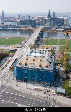 Dresda, Germania. 14th Apr 2022. Una gru da costruzione si trova in un cantiere presso il Blockhaus sullo sfondo della Città Vecchia. L'edificio in stile barocco è stato sottoposto a numerosi lavori di ristrutturazione dal 2019 e sarà consegnato alle collezioni d'arte statale di Dresda nel 2023 per ospitare l'Archivio dell'Avant-Garde. (Vista aerea con un drone) Credit: Sebastian Kahnert/dpa/Alamy Live News Foto Stock