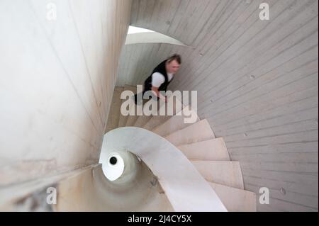 Dresda, Germania. 14th Apr 2022. Un carpentiere sale su una scala a chiocciola durante un tour stampa del Blockhaus. L'edificio in stile barocco è stato sottoposto a numerosi lavori di ristrutturazione dal 2019 e sarà consegnato alle collezioni d'arte statale di Dresda nel 2023 per ospitare l'Archivio dell'Avant-Garde. Credit: Sebastian Kahnert/dpa/Alamy Live News Foto Stock