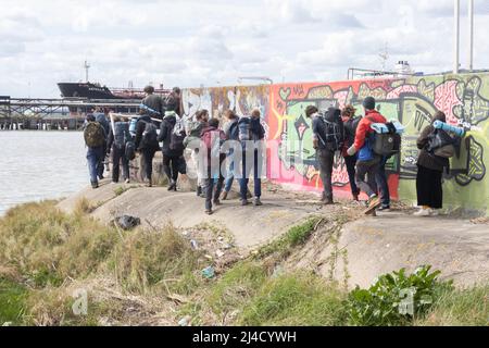 Navigator Terminal, Thurrock, Essex, Regno Unito Una seconda azione lo stesso giorno ha visto venti solo Stop Oil manifestanti tentare una massiccia tregua. Il tentativo è stato ostacinato presto con la sicurezza chiamare rapidamente la polizia e fermare i tentativi di salire sulle recinzioni. Due manifestanti si sono incollati al muro del mare e tutti sono stati arrestati Foto Stock