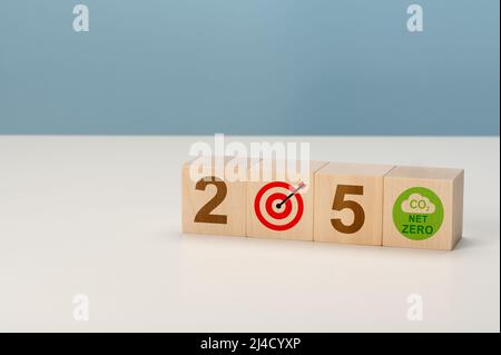 Zero netto entro il 2050. Neutro di carbonio. Obiettivo netto zero emissioni di gas a effetto serra. Cubo di legno con 2050 netto zero e carbonio neutro concetto. Ridurre il green enhou Foto Stock