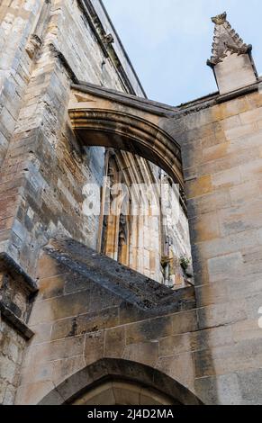 Chiostri e archi sotto i contrafforti volanti sul lato sud della Cattedrale di Winchester, Cathedral Close, Winchester, Hampshire, Inghilterra meridionale Foto Stock