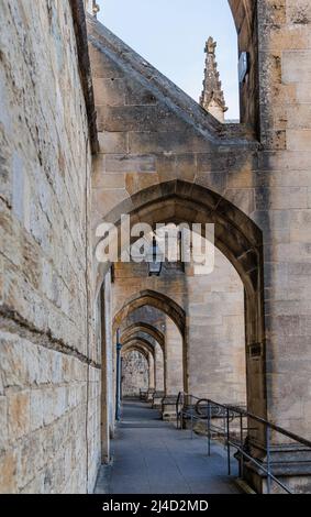 Chiostri e archi sotto i contrafforti volanti sul lato sud della Cattedrale di Winchester, Cathedral Close, Winchester, Hampshire, Inghilterra meridionale Foto Stock