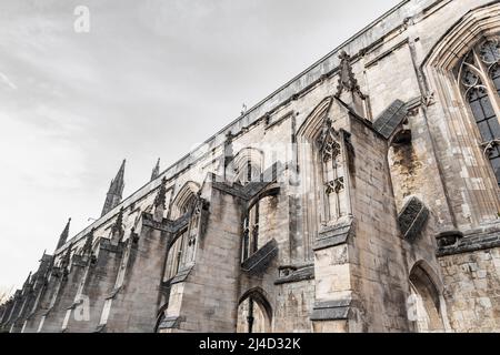 Contrafforti volanti sul lato sud della Cattedrale di Winchester, Winchester, Hampshire, guardando verso l'alto, visto dal basso Foto Stock