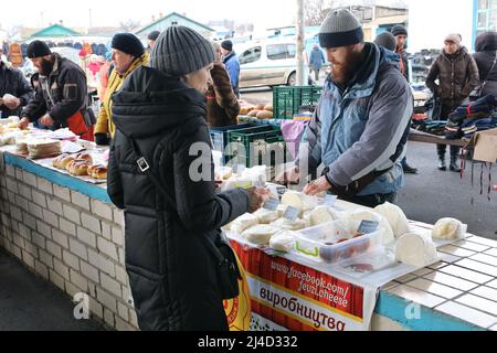 Cherkasy / Ucraina - Crimea Tatar, un rifugiato della Crimea, vende formaggio fatto in casa nella Shpola, centro dell'Ucraina. Foto Stock