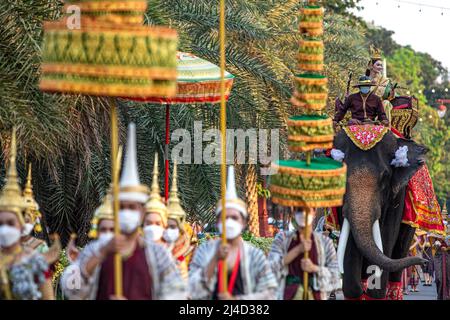 Ayutthaya, Tailandia. 13th Apr 2022. Gli artisti partecipano a una sfilata per la strada che celebra il Festival Songkran ad Ayutthaya, Thailandia, 13 aprile 2022. L'autorità del turismo della Thailandia ha tenuto una sfilata di strada ad Ayutthaya per celebrare il Festival Songkran. Dal 13 al 15 aprile ogni anno si svolge il tradizionale Songkran Festival di Capodanno tailandese. La gente esprimerà i loro saluti spruzzando acqua l'un l'altro. Colpita dal COVID-19, la Thailandia ha annullato la celebrazione dello splashing di strada per il terzo anno consecutivo. Credit: Wang Teng/Xinhua/Alamy Live News Foto Stock