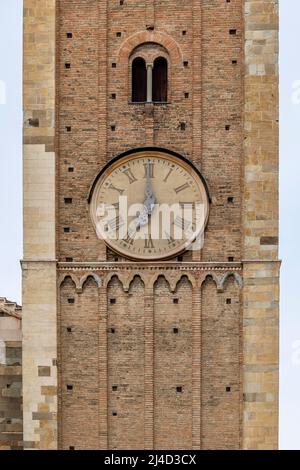 L'orologio nel campanile della cattedrale di Parma, Italia, colpisce le sette Foto Stock