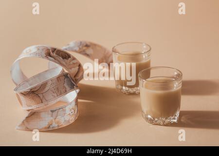 Bicchieri corti di liquore alla crema irlandese o Liquore al caffè con nastro Foto Stock