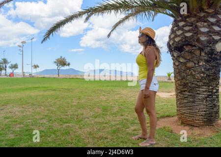 ritratto di una donna latina sorridente e posa in una calda primavera e in una calda giornata estiva Foto Stock