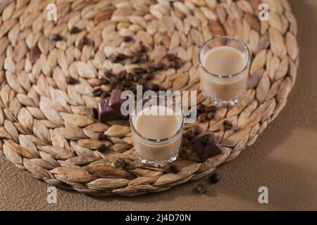 Bicchieri corti di liquore alla crema irlandese o caffè Liquore al cioccolato Foto Stock