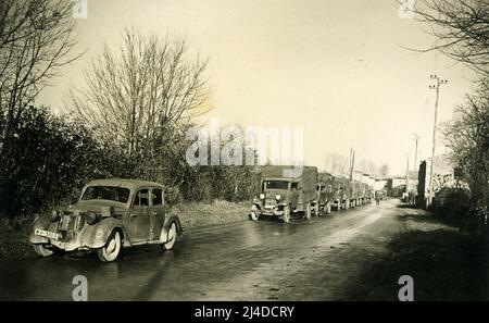 WWII WW2 soldati tedeschi invade la Francia - february1942, wehrmacht veicoli andando vicino Niort, Francia Foto Stock