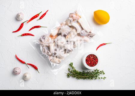 Pacchetto di pesce congelato, su sfondo bianco del tavolo in pietra, vista dall'alto Foto Stock