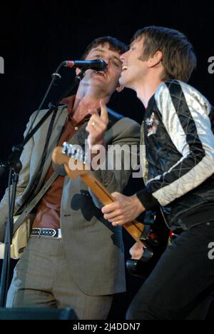 Nick McCarthy e Alex Kapranos - Franz Ferdinand, V2005, Hylands Park, Chelmsford, Essex, Regno Unito - 21 agosto 2005 Foto Stock