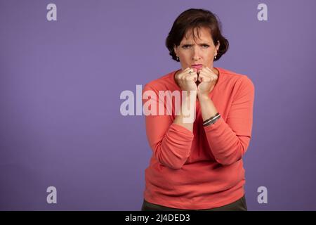 Arrabbiato donna di mezza età con i pugni serrati. Frustrati con limitate competenze di coping concetto. Foto Stock