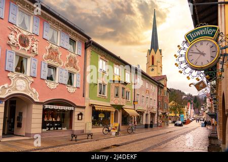 Garmisch Partenkirchen, Germania - 04.10.2022: Strada bavarese decorata in stile tipico a Garmisch Partenkirchen al tramonto. Foto Stock