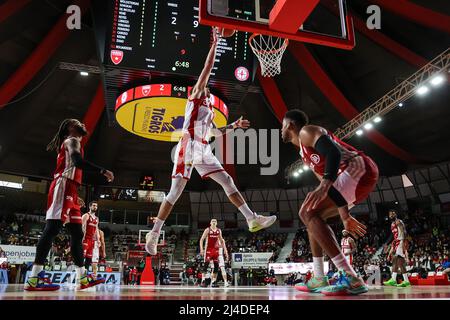 Paulius Sorokas #9 di Pallacanestro Varese OpenJobMetis in azione durante il basket italiano LBA Lega Basket Una gara di stagione 2021/22 tra OpenJobMetis Varese e Allianz Pallacanestro Trieste all'Enerxenia Arena di Varese. Punteggio finale | Varese 76 - 92 Trieste (Foto di Fabrizio Carabelli / SOPA Images/Sipa USA) Foto Stock