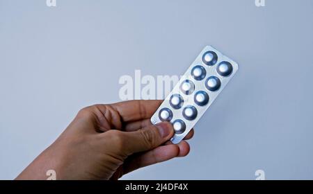 Confezione blister di pillole a portata di mano Foto Stock