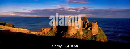 Dunluce Castle, nella contea di Antrim, Irlanda del Nord Foto Stock