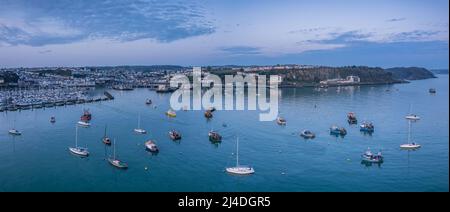 Alba su Brixham Marina e Porto da un drone, Brixam, Devon, Inghilterra, Europa Foto Stock