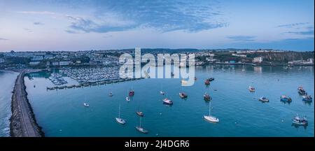 Alba su Brixham Marina e Porto da un drone, Brixam, Devon, Inghilterra, Europa Foto Stock