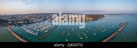 Alba su Brixham Marina e Porto da un drone, Brixam, Devon, Inghilterra, Europa Foto Stock