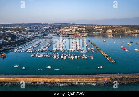 Alba su Brixham Marina e Porto da un drone, Brixam, Devon, Inghilterra, Europa Foto Stock