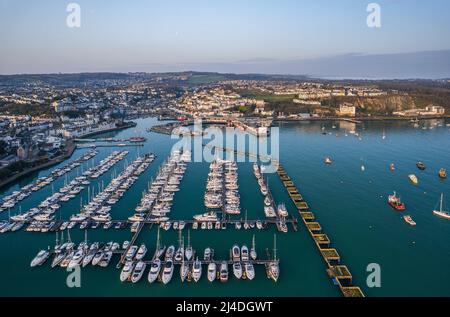 Alba su Brixham Marina e Porto da un drone, Brixam, Devon, Inghilterra, Europa Foto Stock