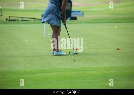 Playa del Carmen, Messico, 13th Abril 2022: Un colpo retroguidato di una donna anziana attiva che gioca a golf e gode di attività ricreative all'aperto in Messico Foto Stock