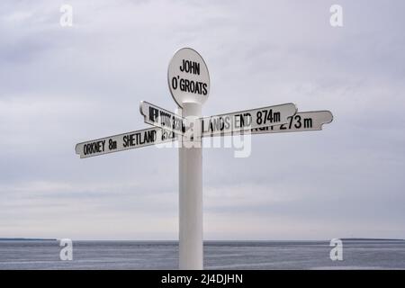 Cartello presso il porto John o’Groats di Caithness, sulla costa settentrionale della Scozia, Regno Unito Foto Stock