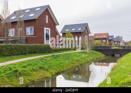 Moderne case a conduzione familiare di nuova costruzione lungo il canale di Kortenoord a Wageningen, Gelderland nei Paesi Bassi Foto Stock