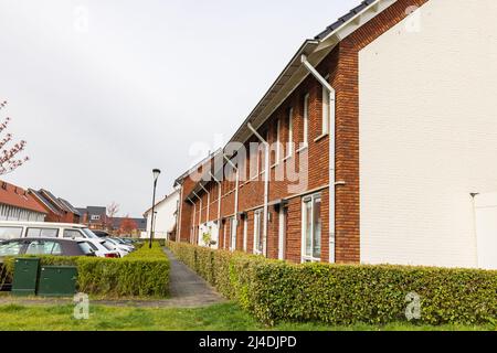 Fila di moderne case a conduzione familiare di nuova costruzione lungo il canale di Kortenoord a Wageningen, Gelderland nei Paesi Bassi Foto Stock