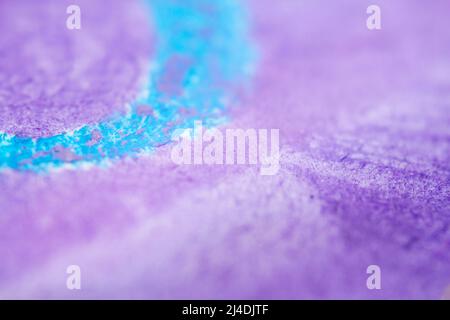 Primo piano estremo dell'acquerello viola sulla trama della carta fuoco selettivo. Profondità di campo poco profonda. Foto Stock