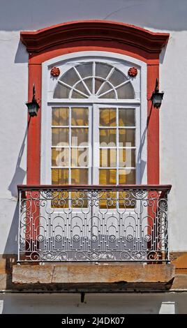 Balcone coloniale sulla facciata a Sao Joao del Rei, Brasile Foto Stock