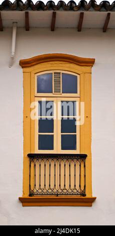 Balcone coloniale sulla facciata a Sao Joao del Rei, Brasile Foto Stock