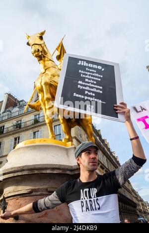 Parigi, Francia., Gruppo francese LGBT, Act Up Paris, giovani che protestano contro il partito politico di estrema destra, il fronte nazionale, alla statua di Giovanna d'Arco, 1/10/2013 Foto Stock