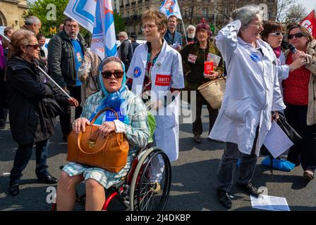 Parigi, Francia, folla, operatori sanitari, protesta alla dimostrazione di Nurse per migliori condizioni di lavoro, difendere il futuro degli ospedali pubblici e del sistema sanitario Foto Stock