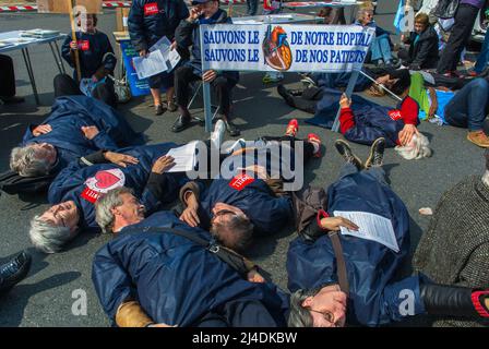 Parigi, Francia, folla, operatori sanitari, protesta alla dimostrazione di Nurse per migliori condizioni di lavoro, difendere il futuro degli ospedali pubblici e del sistema sanitario Foto Stock