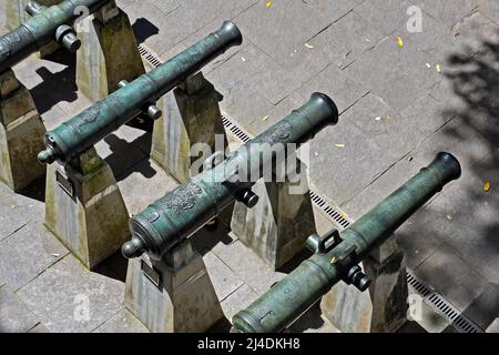 Antichi cannoni di bronzo nel patio, Rio de Janeiro, Brasile Foto Stock