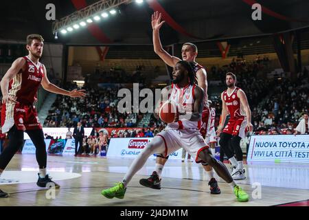 Varese, Italia. 13th Apr 2022. Anthony Beane #7 del Pallacanestro Varese OpenJobMetis in azione durante il basket italiano LBA Lega Basket Una gara stagionale 2021/22 tra OpenJobMetis Varese e Allianz Pallacanestro Trieste all'Enerxenia Arena di Varese. Punteggio finale | Varese 76 - 92 Trieste Credit: SOPA Images Limited/Alamy Live News Foto Stock