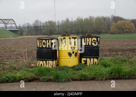 Salzgitter, Germania. 14th Apr 2022. Tre barili con il simbolo nucleare e l'iscrizione "non con noi" si levano in piedi come un'azione di protesta su un campo nel villaggio di Bleckenstedt vicino a Salzgitter vicino al pozzo della miniera di Konrad. Nel deposito dei residui nucleari già approvato Schacht Konrad, i residui radioattivi devono essere immagazzinati a medio-basso livello. Credit: Mia Bucher/dpa/Alamy Live News Foto Stock