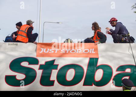 Londra, Regno Unito, 14th aprile 2022. Poliziotti con manifestanti in cima alla petroliera. Gli attivisti Just Stop Oil si sono incollati alla sommità di una petroliera e hanno bloccato il traffico sulla rotatoria di Chiswick a Londra occidentale per protestare contro i combustibili fossili. Il gruppo intende interrompere il flusso di petrolio nel capitale. Credit: Vuk Valcic/Alamy Live News Foto Stock