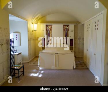 Camera da letto in Hill House a Helensburgh, Scozia. Progettato nel 1902 per Walter Blackie, da Charles Rennie Mackintosh e Margaret Macdonald. Foto Stock