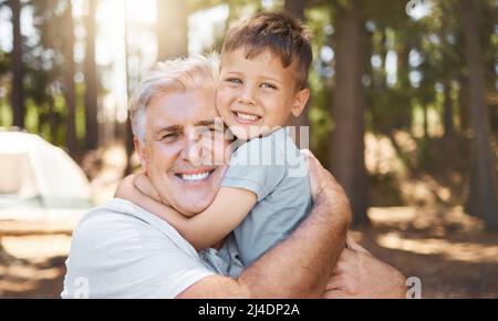 HES il mio orgoglio e la mia gioia. Ritratto corto di un bel uomo maturo e suo nonno abbraccia mentre si accampano nei boschi. Foto Stock