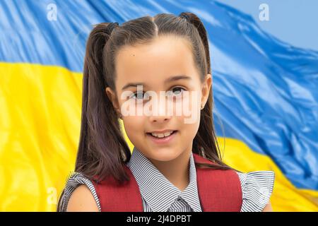 Fermare la guerra in Ucraina. Ragazza teen in abiti tradizionali ucraini con bandiera Ucraina. Concetto di pace in Ucraina Foto Stock