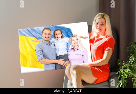 Foto tela persone con la bandiera di Ucraina Foto Stock