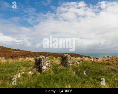 Le rovine di Riasg Buidhe e abbandonato villaggio di pescatori sull'isola interna Ebridea di Colonsay Foto Stock