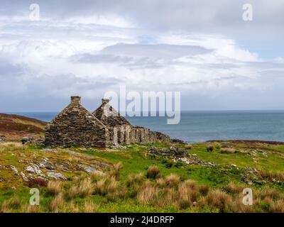 Le rovine di Riasg Buidhe e abbandonato villaggio di pescatori sull'isola interna Ebridea di Colonsay Foto Stock