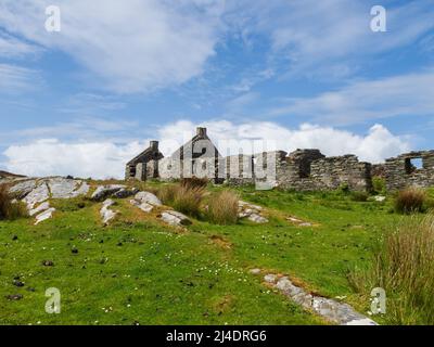 Le rovine di Riasg Buidhe e abbandonato villaggio di pescatori sull'isola interna Ebridea di Colonsay Foto Stock