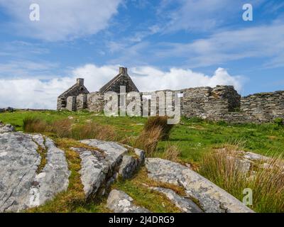 Le rovine di Riasg Buidhe e abbandonato villaggio di pescatori sull'isola interna Ebridea di Colonsay Foto Stock